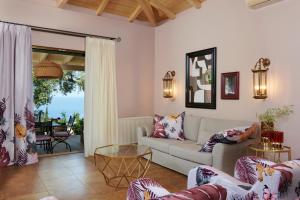 Uma área de estar em Artblue Villas