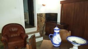 モンサラーシュにあるCasa da Avóのリビングルーム(椅子、テーブルの上に花瓶付)