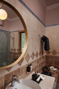 Um banheiro em Artblue Villas