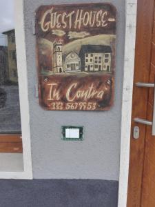 znak na drzwiach pensjonatu w Kolumbii w obiekcie Guest House In Contrà w mieście Lusiana