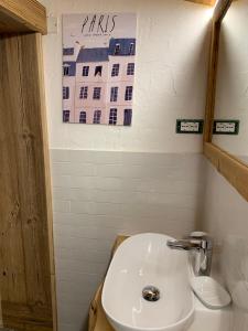 La salle de bains est pourvue d'un lavabo et d'un panneau mural. dans l'établissement Guest House In Contrà, à Lusiana