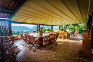 jadalnia ze stołem i krzesłami w obiekcie La Tinaia Country House w mieście Magomadas