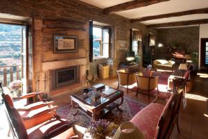 ein Wohnzimmer mit Couch und Kamin in der Unterkunft Casa de Mendiz in Vale de Mendiz