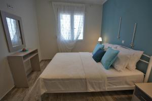 A bed or beds in a room at Evel House
