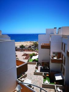 vistas a un edificio con la playa en el fondo en atico coqueto los martines en El Médano