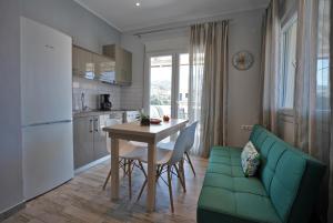 A kitchen or kitchenette at Evel House
