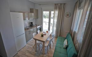 A kitchen or kitchenette at Evel House