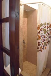 アマリントスにあるZacharoulas Katikiesのバスルーム(シャワー、シャワーカーテン付)