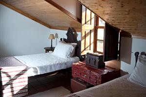 ein Schlafzimmer mit zwei Betten und einem Fenster in der Unterkunft Casa de Mendiz in Vale de Mendiz + 23 Fotos