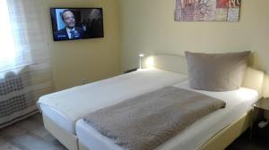 מיטה או מיטות בחדר ב-Hotel am Hindenburgplatz