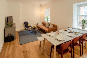 Ein Sitzbereich in der Unterkunft Hotel Isaacs Cork City