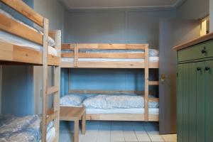 Двухъярусная кровать или двухъярусные кровати в номере Georgian Grand Apartment