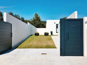 una casa con una puerta verde y una valla blanca en Chalet Mia Sear Areas, en Sanxenxo