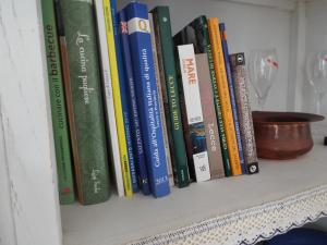 uno scaffale con un mucchio di libri sopra di Villa La Floridiana - Sweet House a Leuca