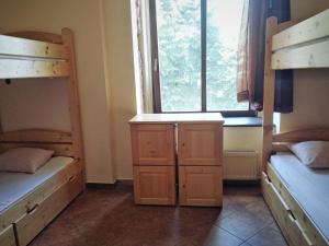 
Łóżko lub łóżka piętrowe w pokoju w obiekcie Music Hostel Piotrkowska

