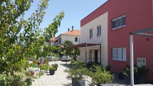 une rue dans une ville avec un bâtiment rouge et blanc dans l'établissement Apartments A-Mol, à Zadar