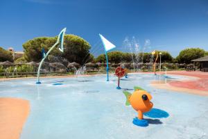 un gran parque acuático con una fuente de agua en Barceló Punta Umbría Beach Resort, en Punta Umbría