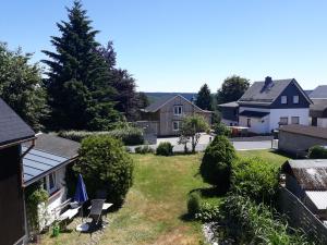 Blick auf den Hinterhof eines Hauses in der Unterkunft Wanderunterkunft bei Spindler in Frauenwald