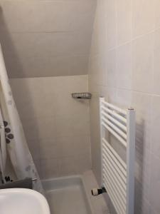 une salle de bain avec une baignoire blanche et des toilettes dans l'établissement Wanderunterkunft bei Spindler, à Frauenwald