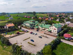 een luchtzicht op een stad met een parkeerplaats bij Sajmino Family House in Ostróda