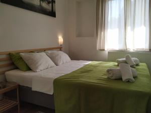 Postel nebo postele na pokoji v ubytování Two Flowers Apartments