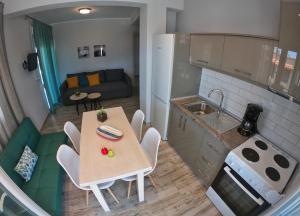 A kitchen or kitchenette at Evel House