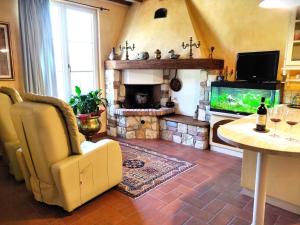 sala de estar con TV y chimenea en Tuscan Villa exclusive use of private pool A/C Wifi Villa Briciola, en Capannori