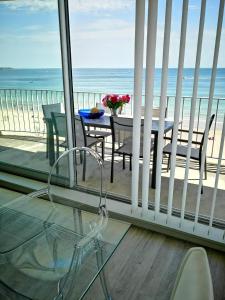 - Balcón con mesa y sillas y vistas a la playa en Le Splendid, en La Baule