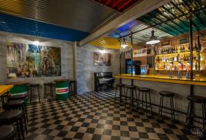 Lounge alebo bar v ubytovaní The Yard Hostel