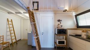 een kamer met een hoogslaper en een keuken bij Italianway - Sant'Oronzo Apartment in Lecce