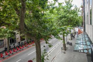 una calle con bicicletas rojas estacionadas al costado de la carretera en Tendency Apartments 7, en Barcelona