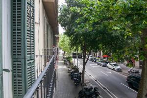 バルセロナにあるテンダンシー アパートメンツ 7の通りに駐輪するバイクのある建物のバルコニー