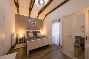 a bedroom with a bed and two lamps and a door at Apartman Maja in Otočac