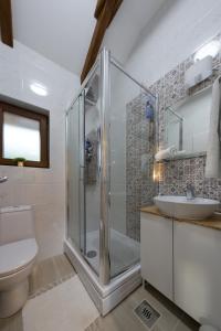 a bathroom with a shower and a toilet and a sink at Apartman Maja in Otočac