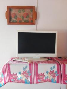 a television sitting on top of a table at Apartment Josip -Tomic in Miletići