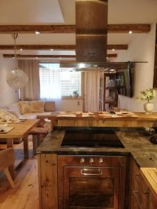 kuchnia z kuchenką górny piekarnik obok salonu w obiekcie Kitzdesign in Kirchberg w mieście Kirchberg in Tirol