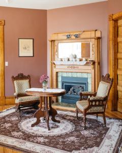 Χώρος καθιστικού στο Reynolds House Inn