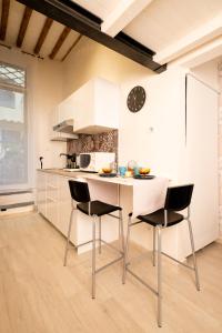 una cucina con tavolo e sedie in una stanza di Il nido - Cozy studio apartment in Santa Croce a Firenze