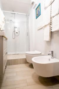 e bagno con lavandino, servizi igienici e doccia. di Il nido - Cozy studio apartment in Santa Croce a Firenze