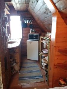 een kleine keuken met een fornuis en een koelkast bij Chata Jedľoviny Martin in Martin