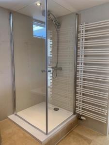 W łazience znajduje się prysznic ze szklanymi drzwiami. w obiekcie Vakantiebungalow Mee naar Ouddorp aan zee w mieście Ouddorp