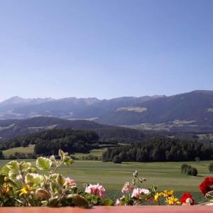 A general mountain view or a mountain view taken from az apartmanhoteleket