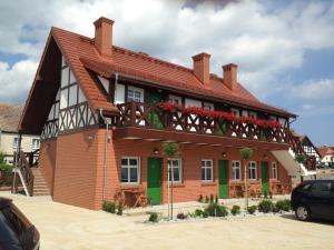 ウストカにあるMistral Ustkaのバルコニーに赤い花の家