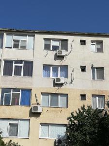 コンスタンツァにあるApartament Roxiの窓とエアコン付きのアパートメントビル