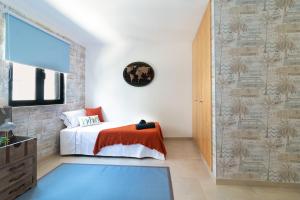 a bedroom with a bed and a wall with wallpaper at Apartamento Santiago in Sesimbra