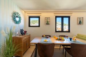 a dining room with a table with food on it at Apartamento Santiago in Sesimbra