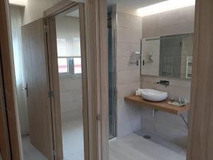 Kúpeľňa v ubytovaní Hotel Boutique O Náutico Laxe