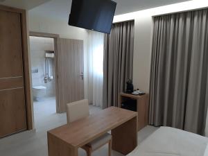 A television and/or entertainment centre at Hotel Boutique O Náutico Laxe Még 37 kép