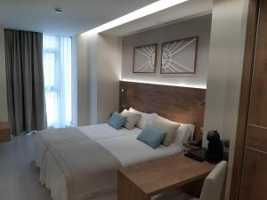 Posteľ alebo postele v izbe v ubytovaní Hotel Boutique O Náutico Laxe