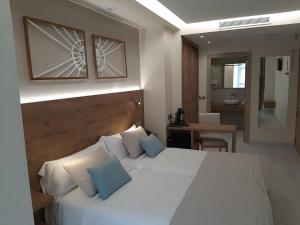 Posteľ alebo postele v izbe v ubytovaní Hotel Boutique O Náutico Laxe